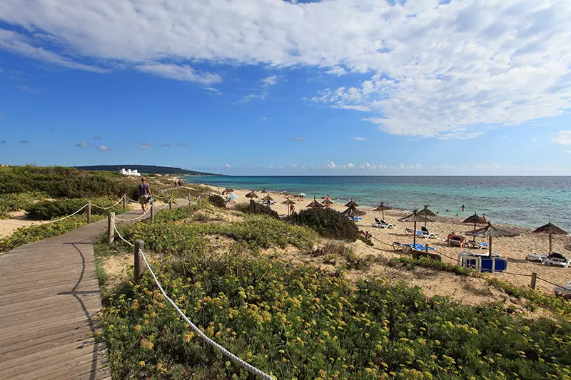 Playa de Migjorn: Un oasis de paz y belleza en Formentera