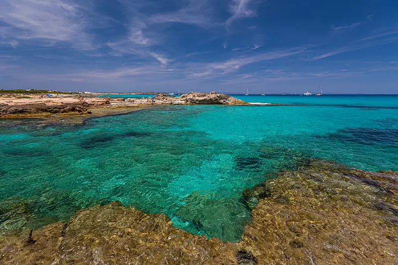 Moto y snorkel, cómo disfrutar del mar y la tierra en Formentera