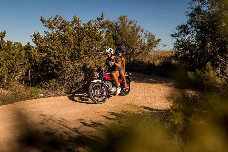 Cómo proteger tu piel del sol mientras conduces una moto en Formentera