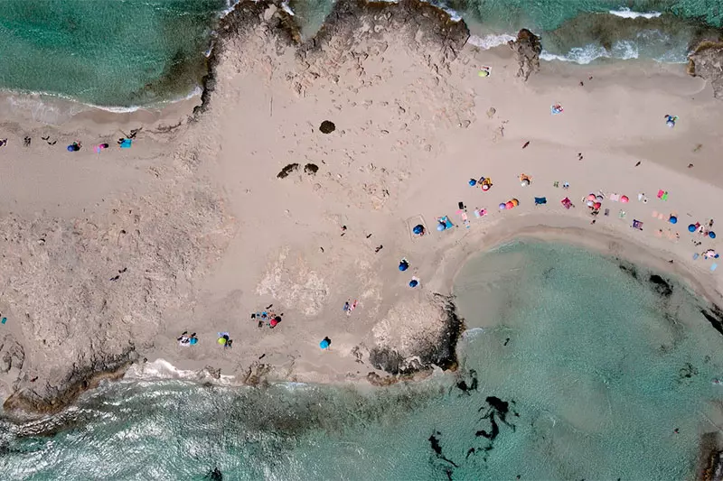 Explorando las playas más impresionantes de Formentera en moto
