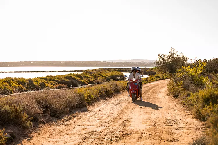Cómo evitar las multas al conducir una moto en Formentera